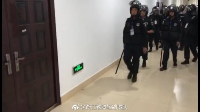 丽江保安公司:毅腾中场围堵裁判,安保为正常隔