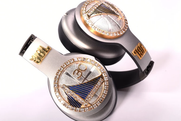 勇士球员揭幕战将收到奢华定制版JBL耳机_虎