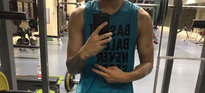 晒自己在健身房苦练照,汗水淋湿跑步机_虎扑C