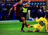 GIF：亮鞋底飞铲犯规！拉瓦被红牌罚下