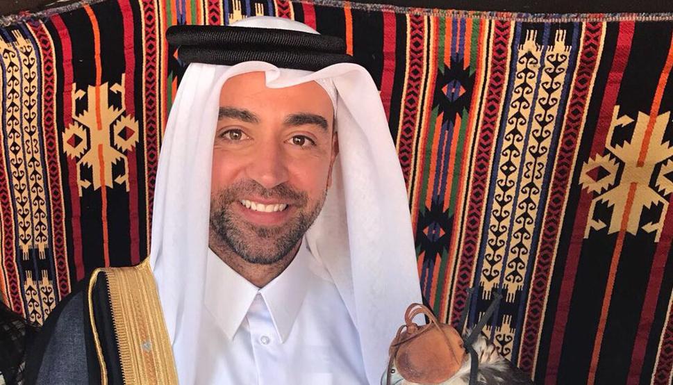 哈维参加卡塔尔国庆:头戴头巾和鹰合影