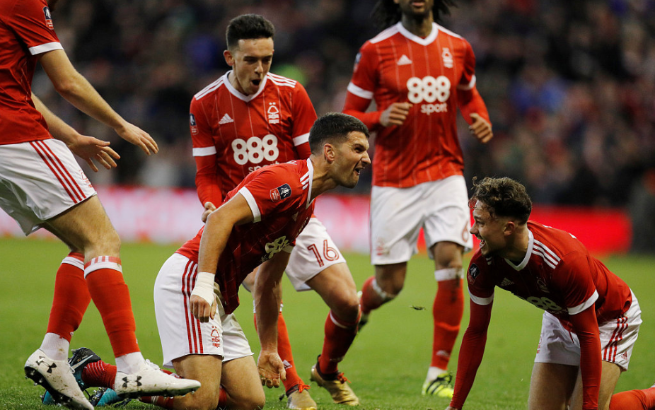 GIF：多维尔定位球助攻，利查伊助森林首开纪录