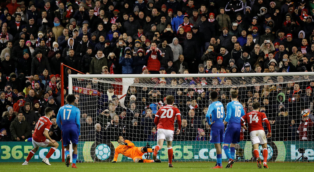 GIF：霍尔丁犯规送点，布里尔顿操刀一蹴而就