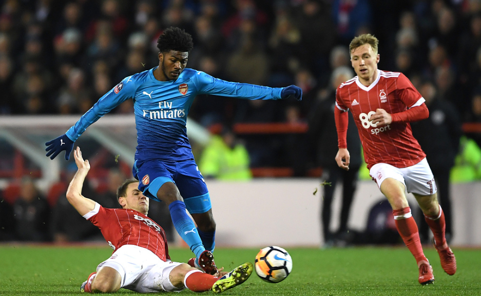 GIF：轻描淡写，奈尔斯马赛回旋晃开防守球员