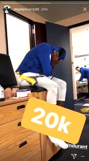 库里中场休息在更衣室祝贺了杜兰特生涯总得分