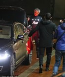 穆里尼奥遭人戏弄，在写有孔蒂的曼联球衣上签名