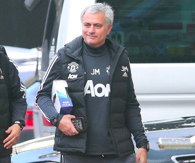 提前体验桑切斯？穆里尼奥抱着PS4回酒店