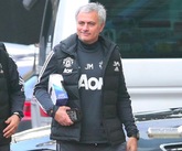 提前体验桑切斯？穆里尼奥抱着PS4回酒店