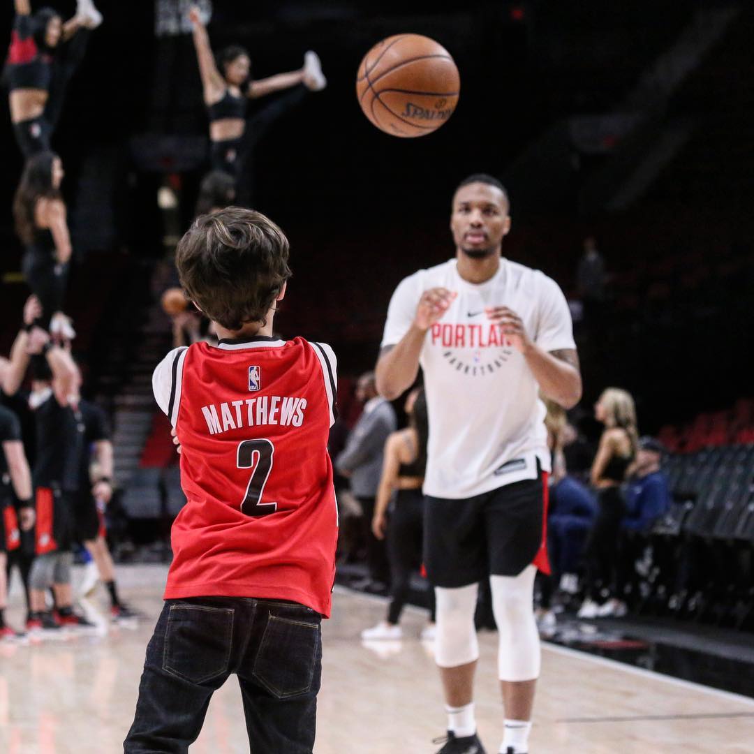 利拉德赛前与身穿马修斯开拓者时期球衣的小朋