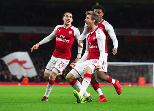 GIF：蒙雷亚尔头球，经阿隆索和吕迪格折射入网