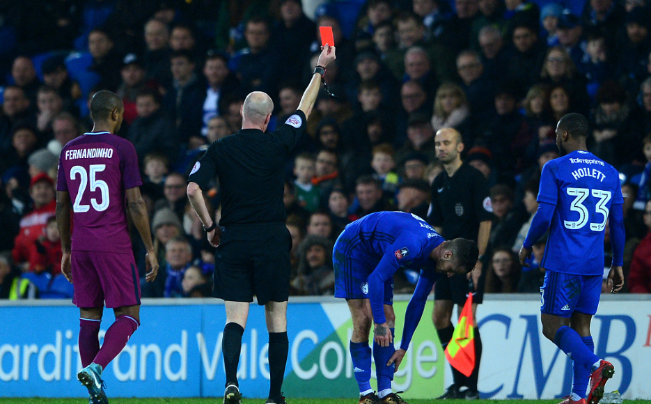 GIF：两黄变一红，卡迪夫后卫侵犯迪亚兹被罚离场