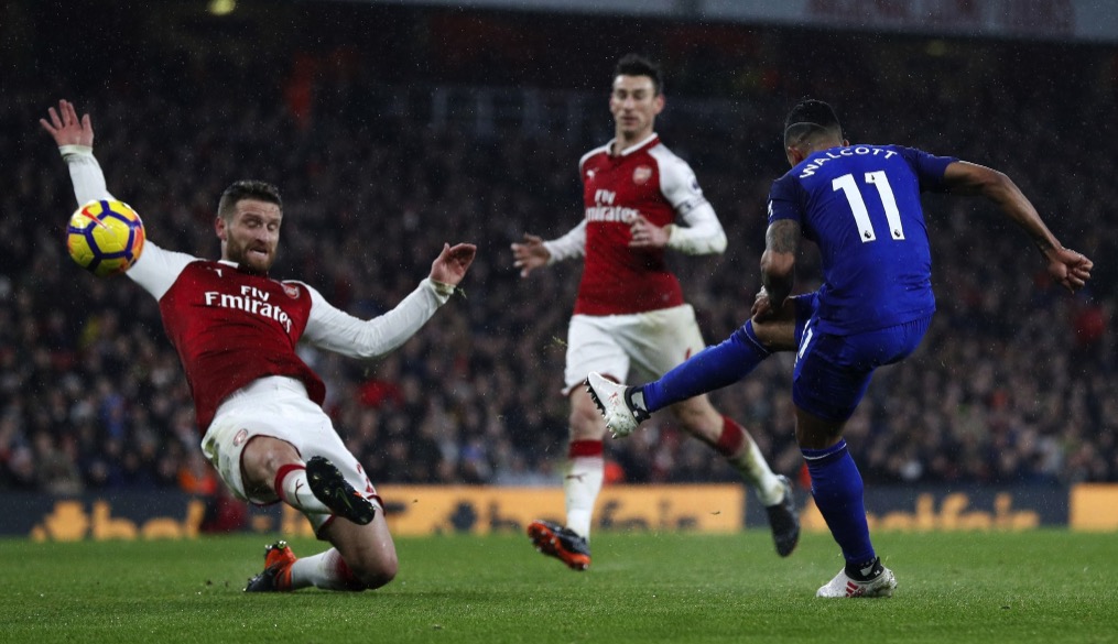 GIF：沃尔科特弧线球传中，尼亚斯抢点中柱