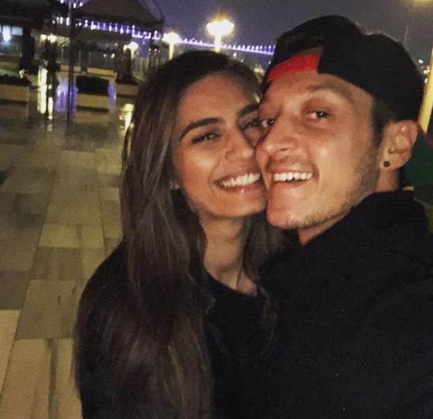 厄齐尔晒与女友在伊斯坦布尔甜蜜合影：我很幸福