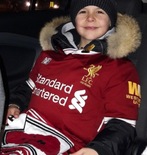 平局不失风度，萨拉赫送球衣给场边小球迷