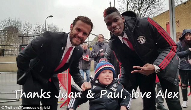 暖心！博格巴为残疾小球迷即兴表演“Dab庆祝动作”