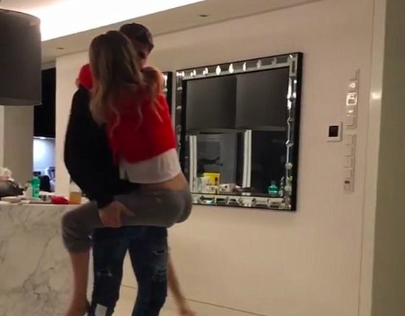 莫拉塔抱妻子跳舞，<a href=https://www.310bf.com/tags-%E5%88%87%E5%B0%94%E8%A5%BF-0.html target=_blank class=infotextkey>切尔西</a>球迷：你不是伤了？