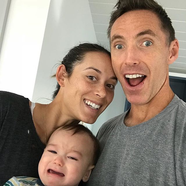 前nba球员史蒂夫-纳什在instagram上传了一张自己与妻子,儿子的合影