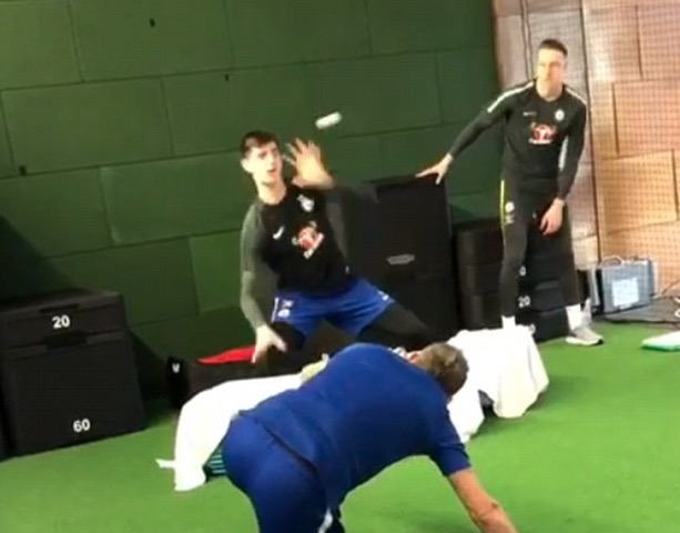 GIF：高能训练！库尔图瓦手挡飞行乒乓球