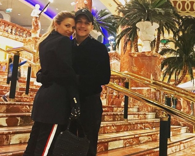 欢乐时光！桑切斯携女友玩碰碰车