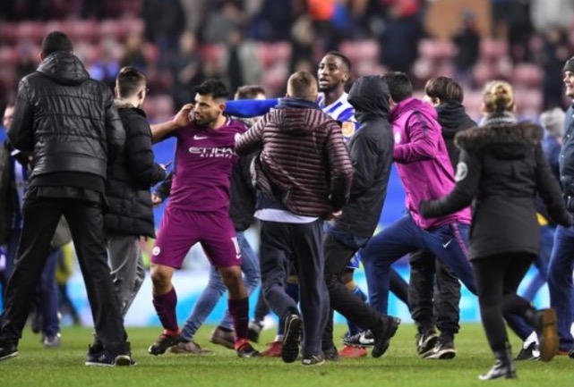 传阿圭罗被球迷当面辱骂+吐口水，曼城考虑法律行动