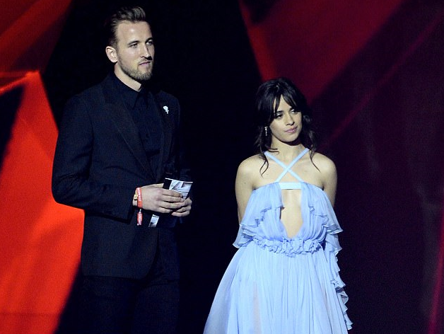 凯恩颁奖遭主持人调侃：这可能是他今年唯一摸到的奖杯