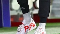 拒绝撞鞋！博格巴为小白鞋画上红色名字首字母