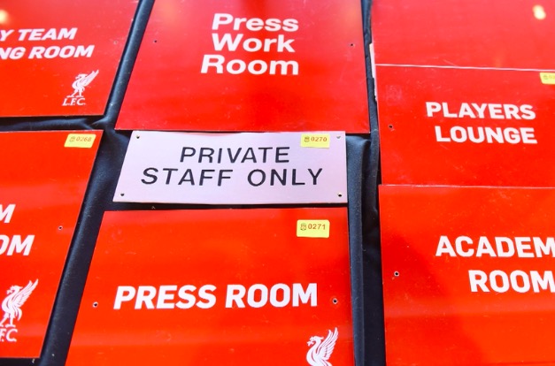 荣誉纪录牌了解一下？利物浦拍卖主看台历史物品