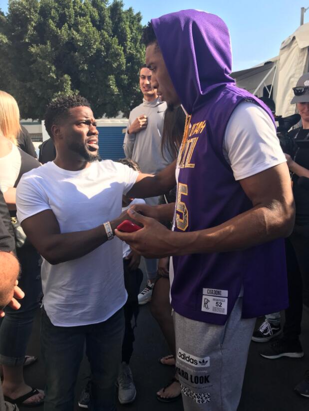 米切尔晒照调侃库兹马:你挠胸的样子好奇怪