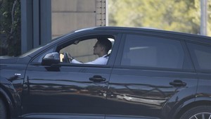 霉运连连？库蒂尼奥开车入库时汽车被刮