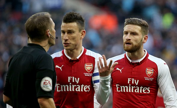 内维尔：穆斯塔菲在失球过程中的防守非常糟糕