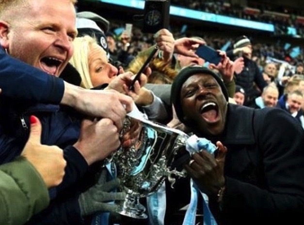 哪都是你！躺冠无碍门迪与队友热情庆祝