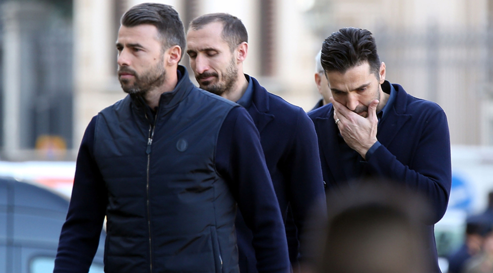 抛开恩怨，紫百合球迷为参加葬礼的尤文球员鼓掌