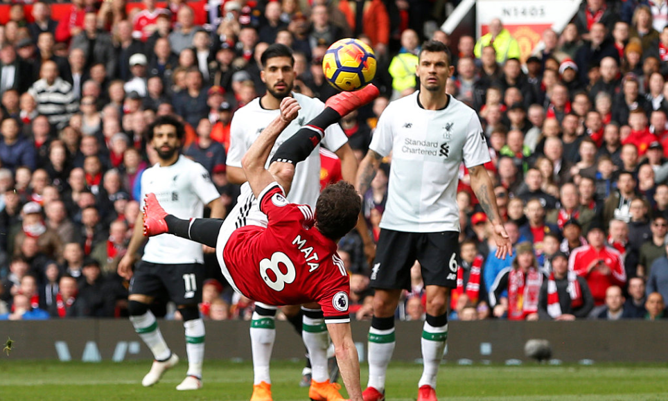 GIF：防守再失误，马塔禁区内倒钩稍稍偏出