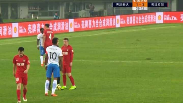 GIF:演技?与阿奇姆彭冲突后,刘奕鸣延时3秒倒地