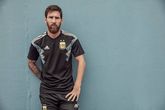 阿迪达斯发布阿根廷世界杯客场球衣：新颖黑色映衬传统蓝白