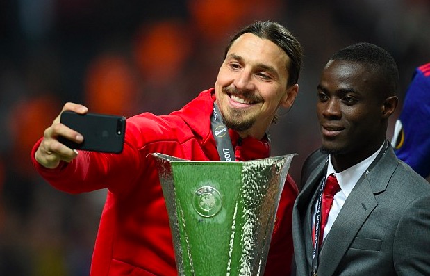 又调皮了，巴伊在伊布告别感言下评论滚蛋