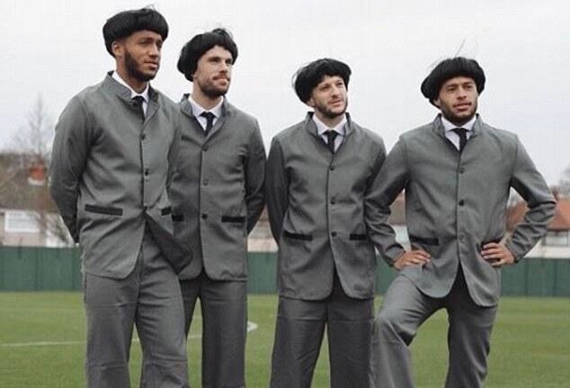 足坛披头士？利物浦球员装扮成披头士乐队宣传慈善