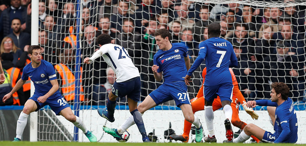 GIF：闪电反击，阿里门前补射梅开二度