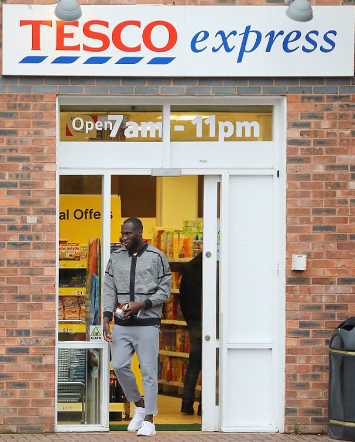 劳斯莱斯抢眼，卢卡库驾驶豪车逛便利店