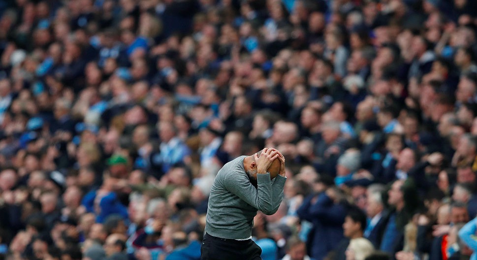 GIF：斯特林再失良机，近距离射门击中立柱