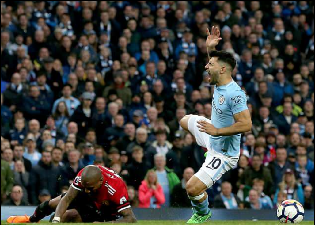 内维尔：曼城该获得一个点球，扬的犯规可给红牌