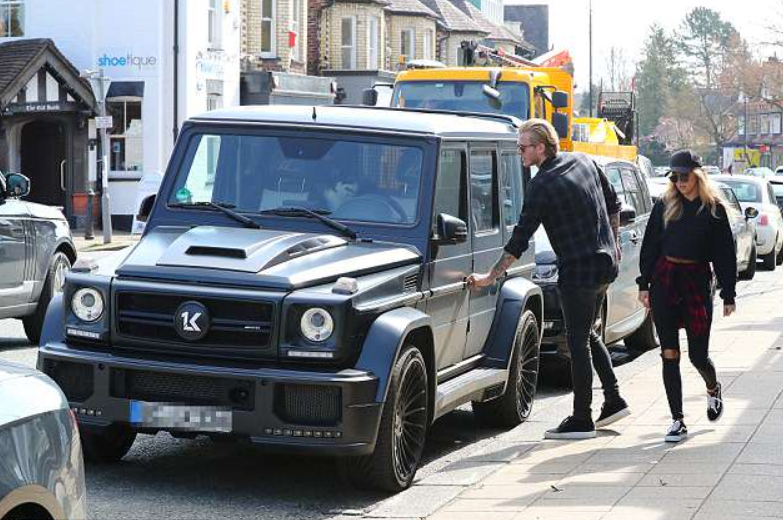 卡里乌斯驱车现身柴郡，名字首字母标志代替奔驰车标