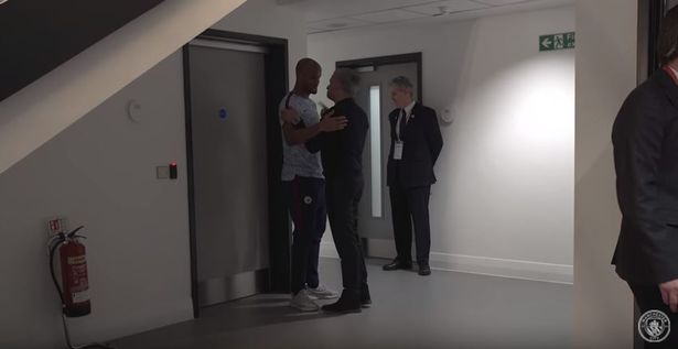 曼晚：曼市德比中场休息时德尔夫曾为斯特林打气