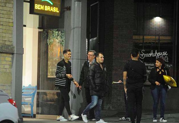 菲尔米诺为母亲庆生，凌晨4点才回家