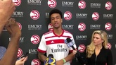爱得深沉！NBA亚特兰大老鹰队球员身穿汉堡球衣接受采访