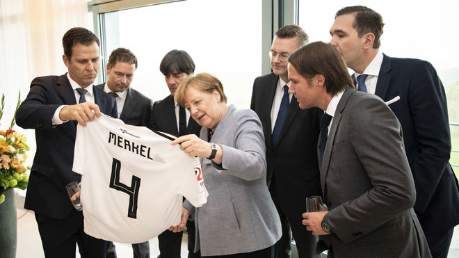 德国足协向总理默克尔赠送德国队4号球衣