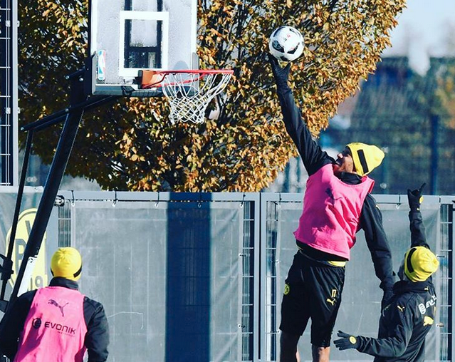 心系季后赛？法媒晒詹姆斯霸气出场引奥巴梅扬点赞