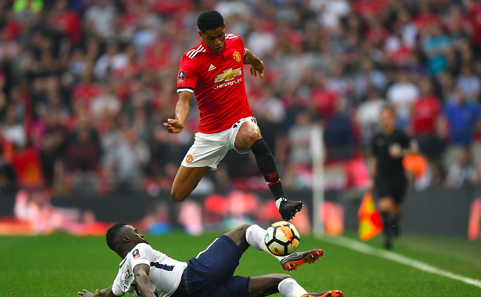 GIF：拉什福德被吹假摔，裁判出示黄牌警告