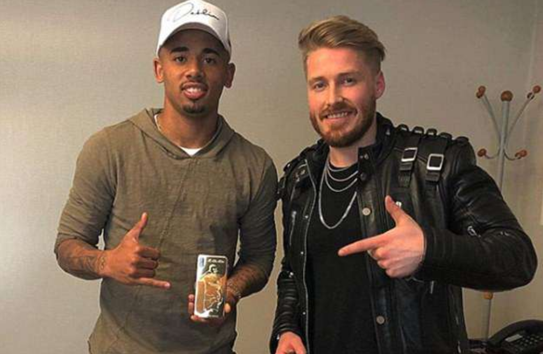 金光闪闪！热苏斯收获新手机，后壳上刻有自己标志性庆祝