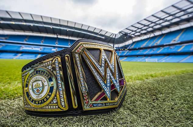 获赠WWE金腰带！热苏斯等曼城球星与特殊礼物合影